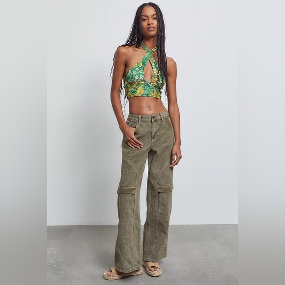 Urban Outfitters Valeria wrap over Y2K
Halter floral Top Size: Large - Picture 1 of 9